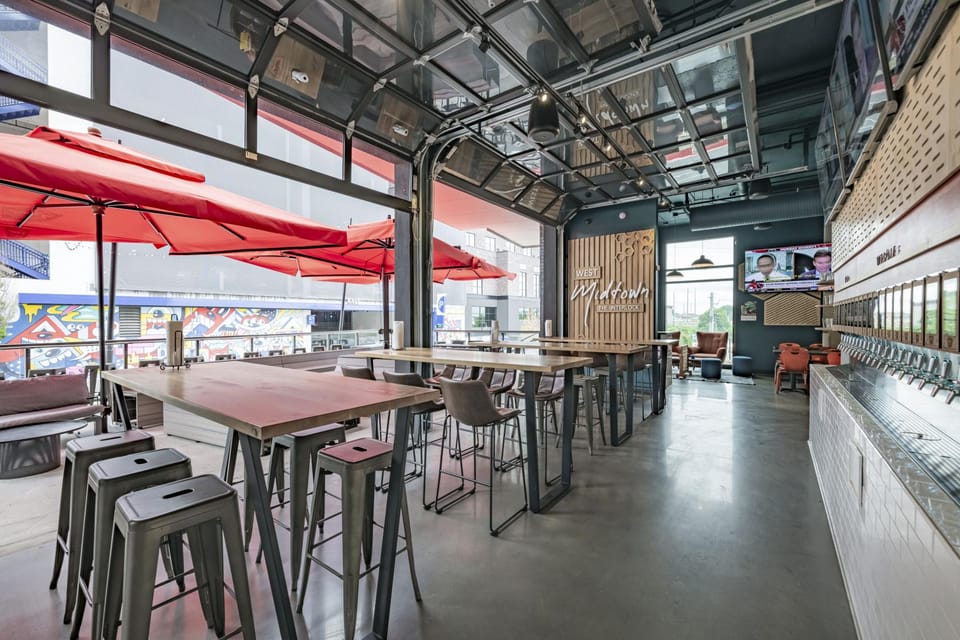 Thursday Nights Are For the Pros: Young Business Professionals Head to Midtown for Networking Mixer